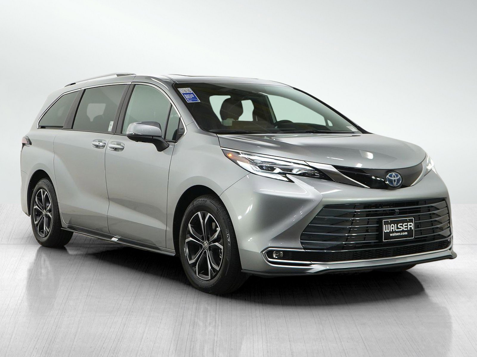 Used 2025 Toyota Sienna Platinum AWD/4WD image 7