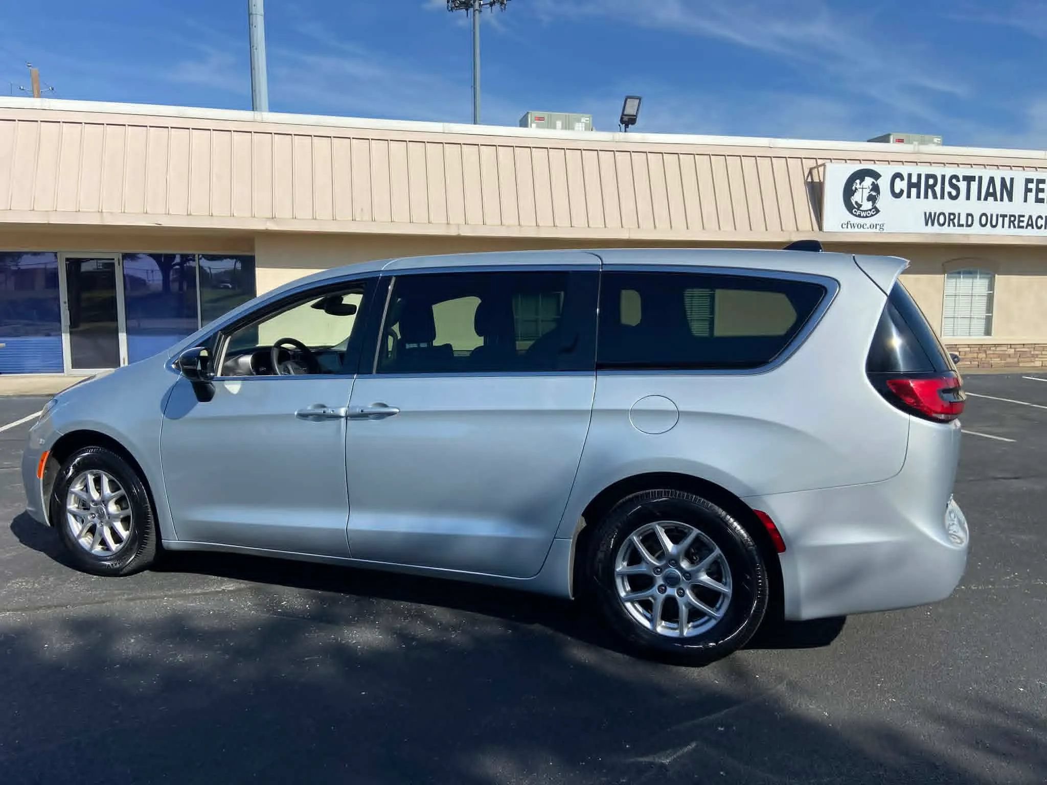 Used 2024 Chrysler Pacifica Touring-L FWD image 7