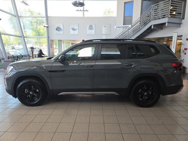 New 2025 Volkswagen Atlas Peak Edition SE image 5