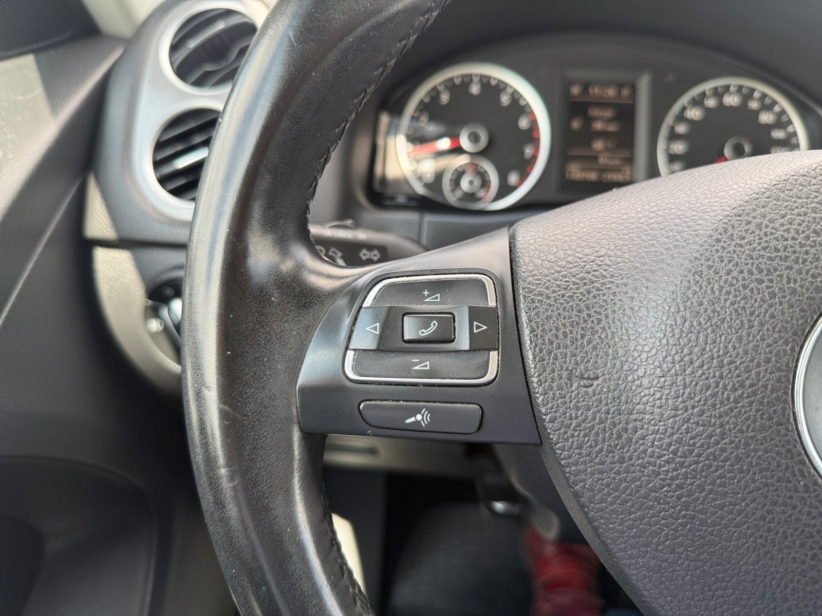 Used 2011 Volkswagen Tiguan 2WD image 19