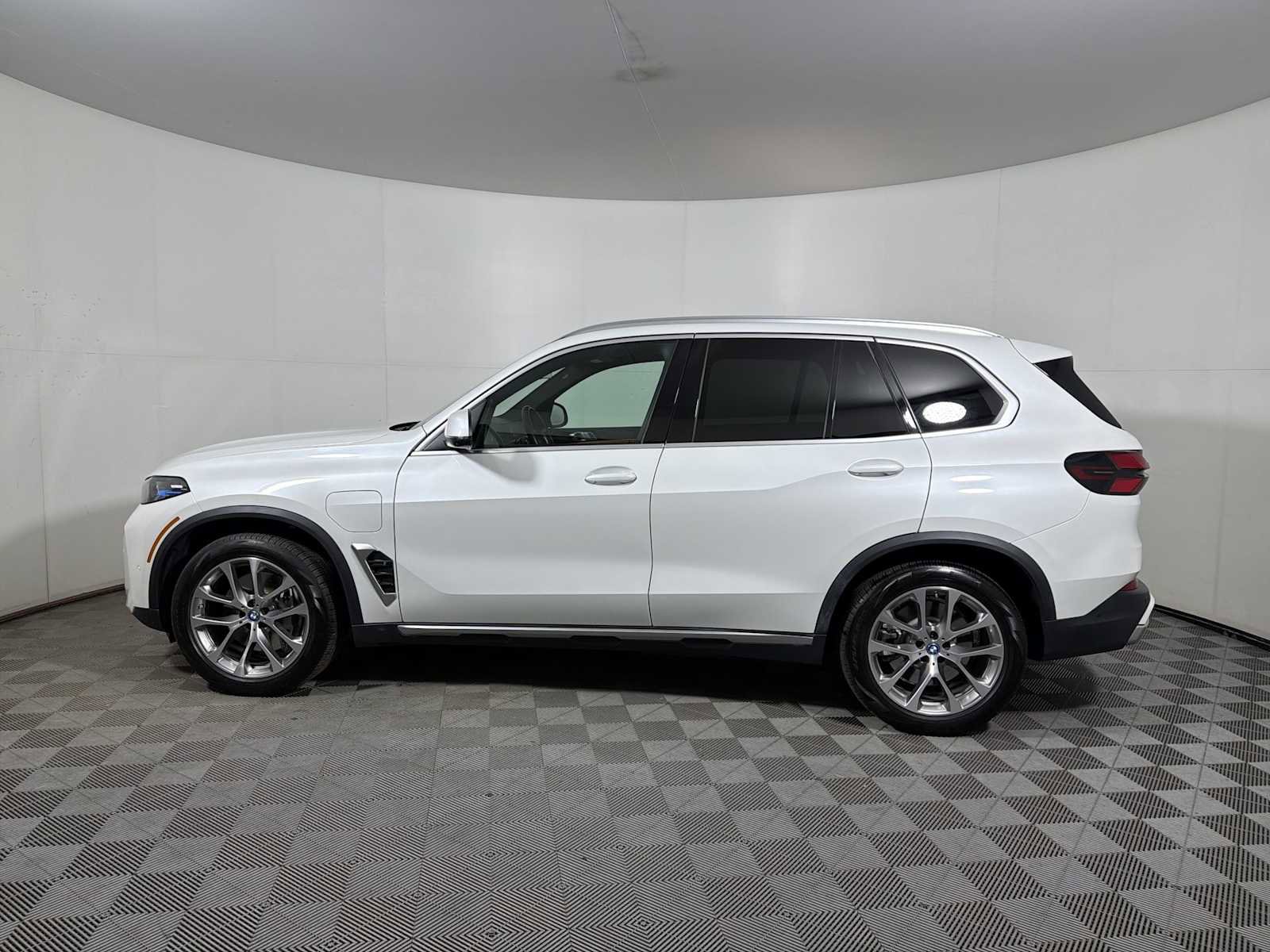 Certified 2024 BMW X5 xDrive50e w/ Premium Package image 4