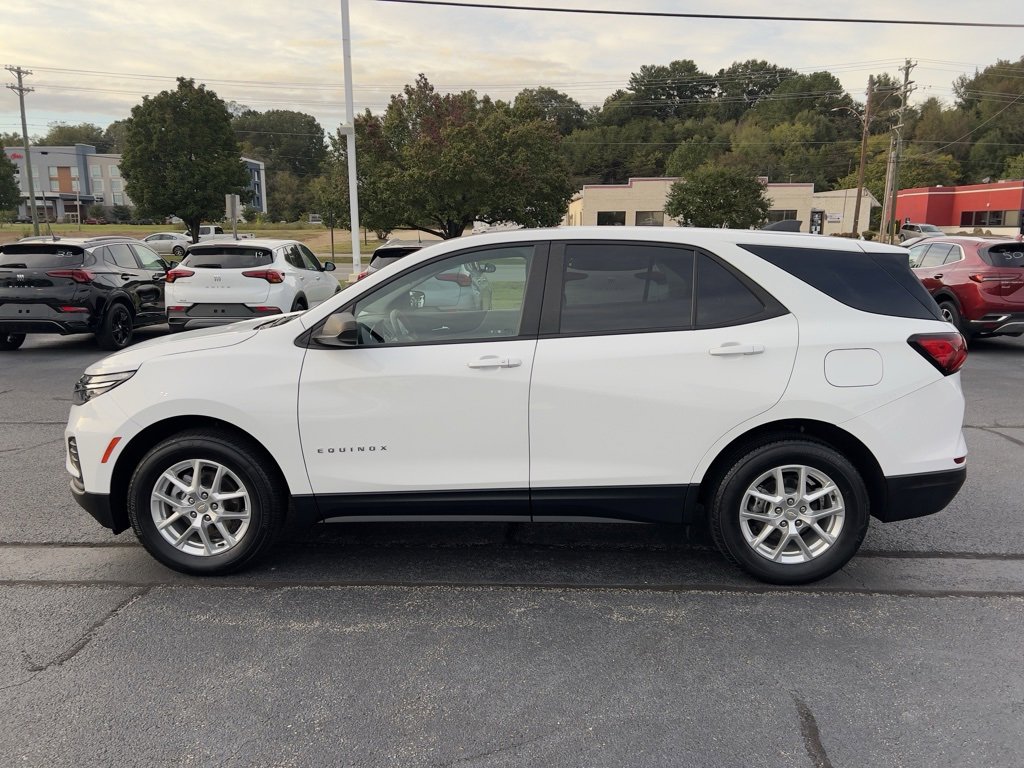Used 2022 Chevrolet Equinox LS w/ LS Convenience Package image 4