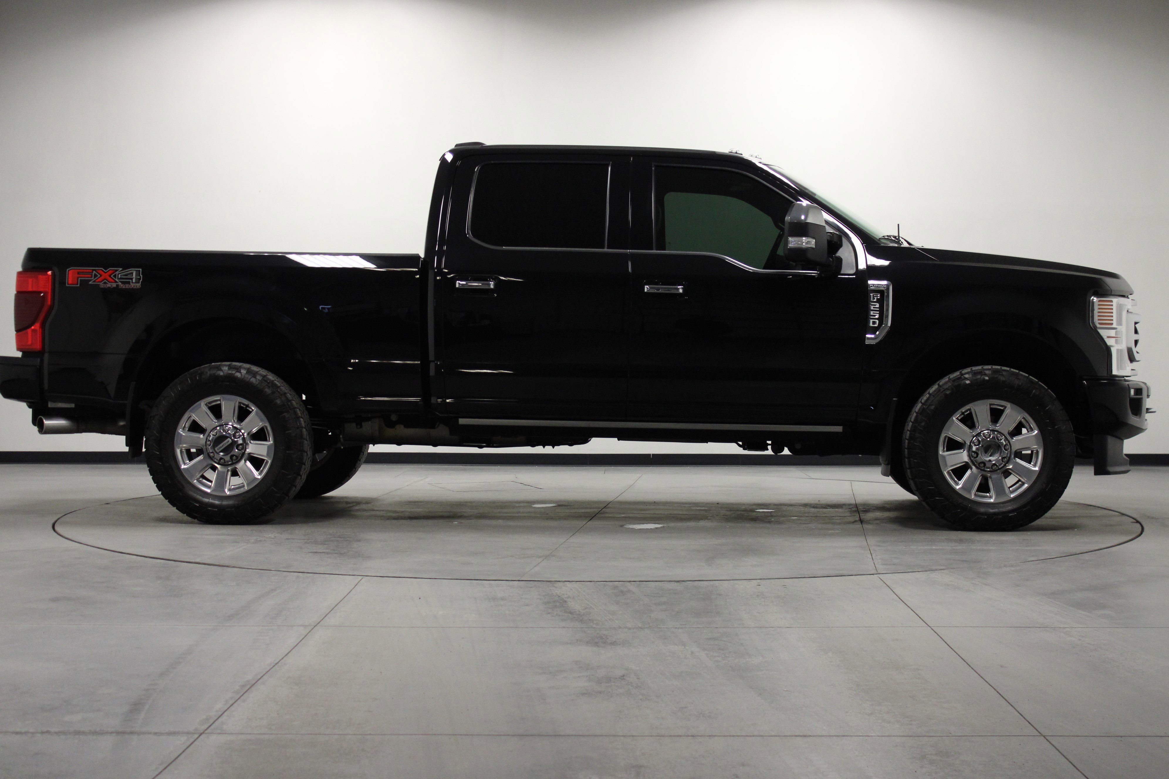 Used 2022 Ford F250 Platinum w/ FX4 Off-Road Package image 3