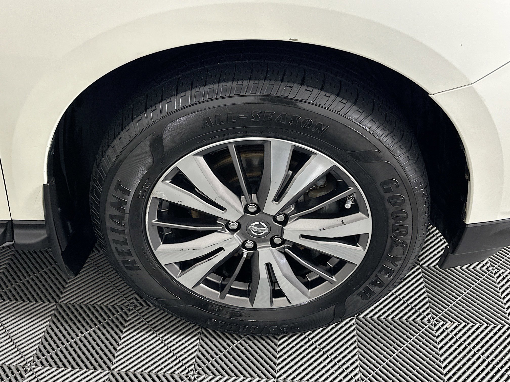 Used 2018 Nissan Pathfinder SV image 11