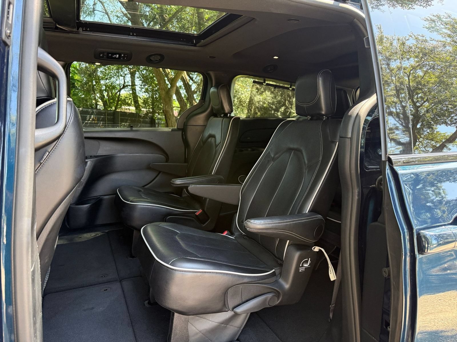 Used 2025 Chrysler Pacifica Limited FWD image 39