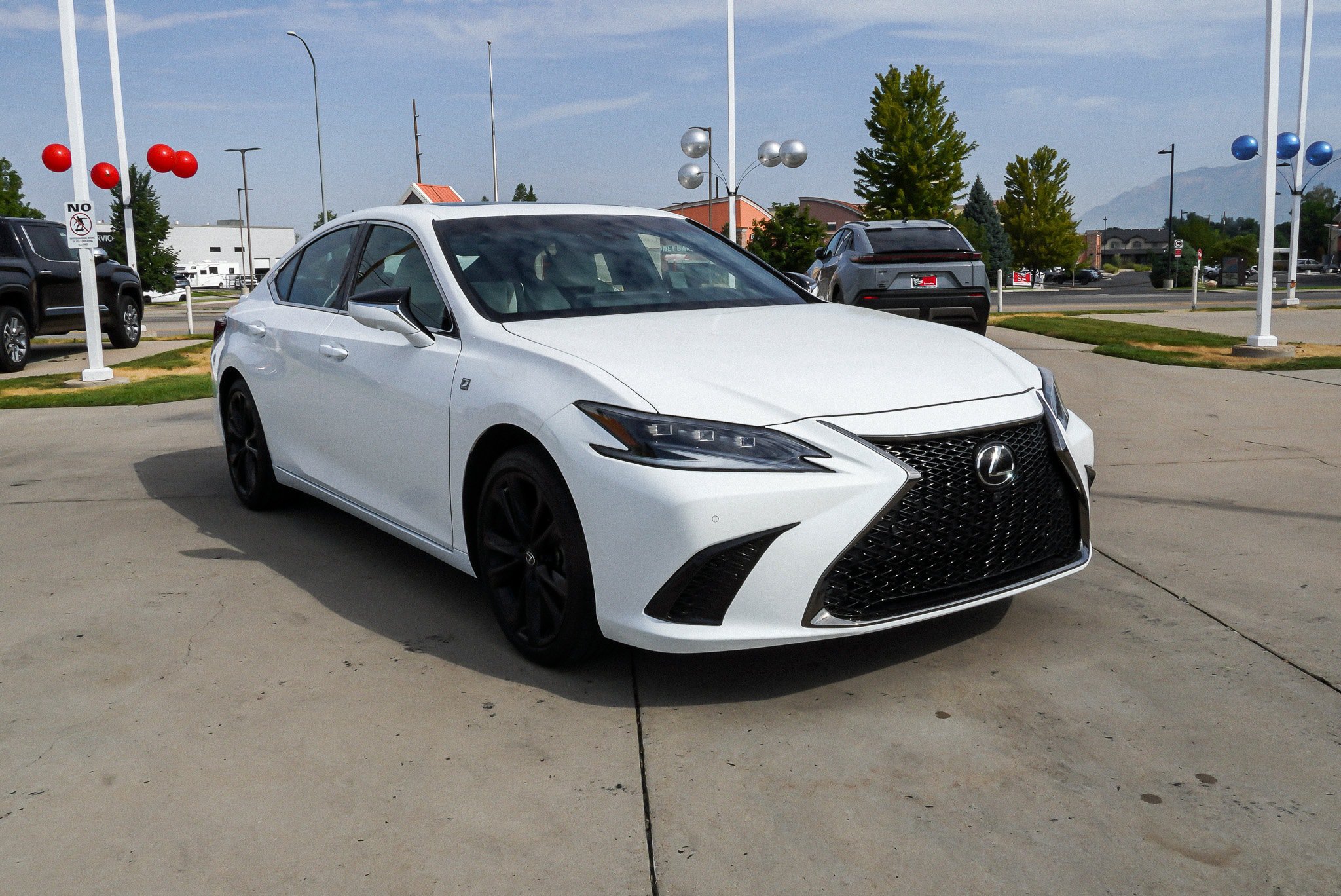 Used 2023 Lexus ES 350 F Sport w/ Accessory Package (Z2) FWD image 2