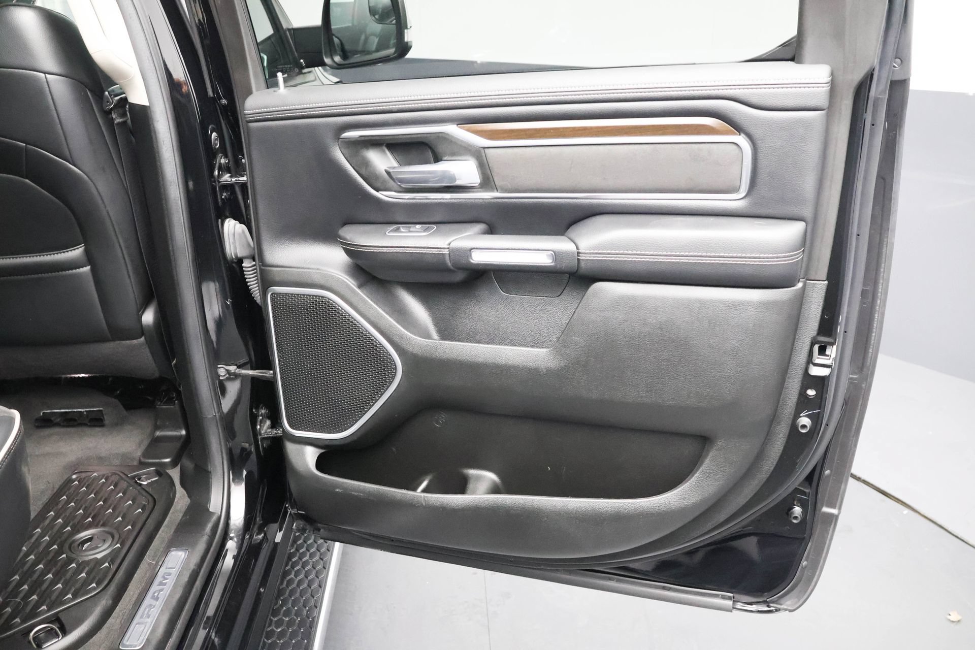 Used 2022 RAM 1500 Laramie AWD/4WD image 30