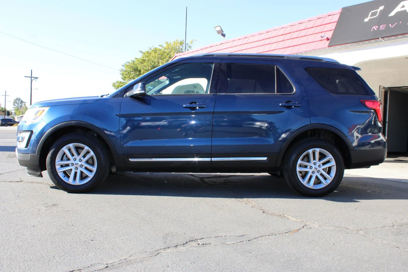 Used 2017 Ford Explorer XLT w/ Equipment Group 201A image 17