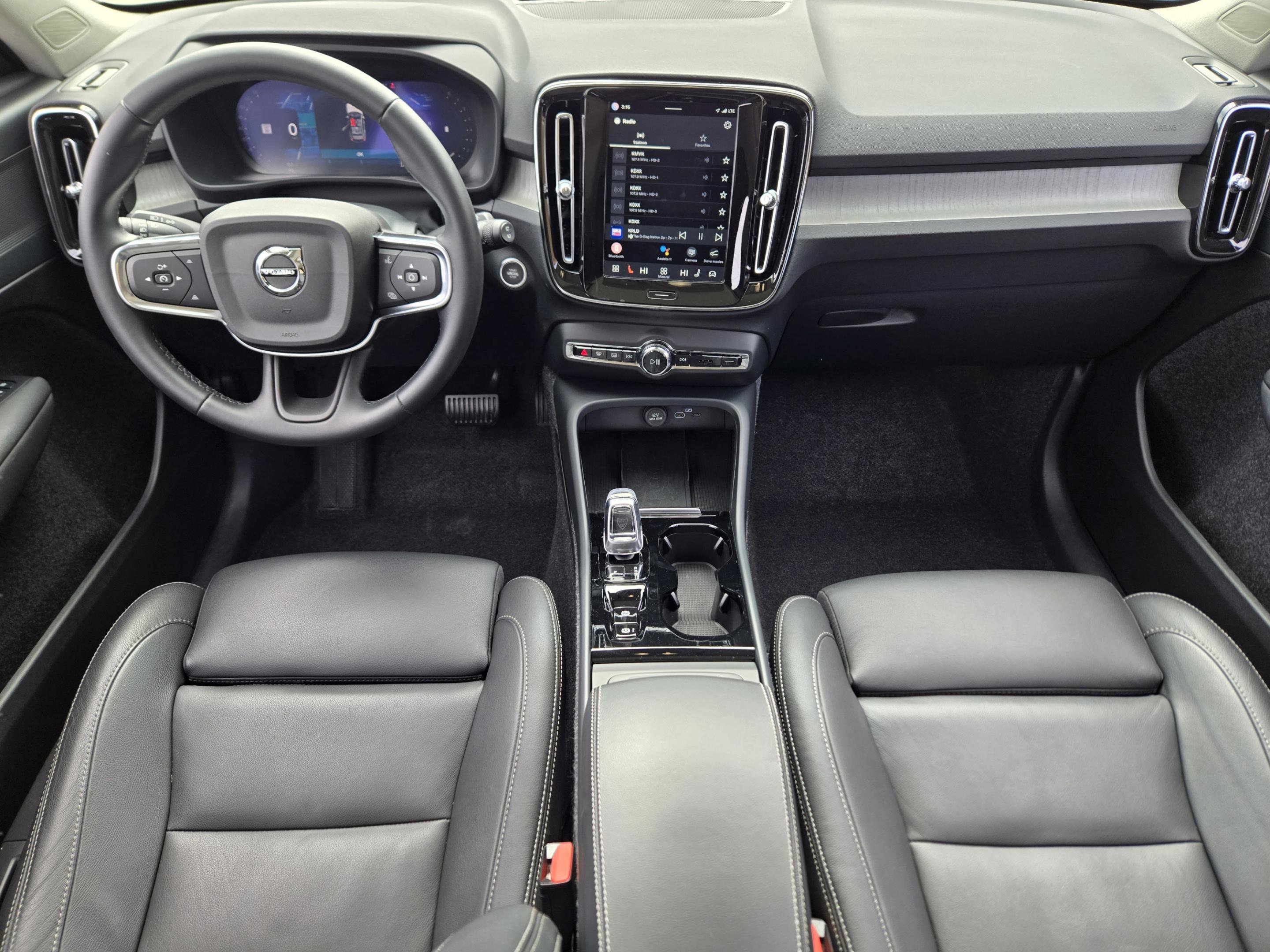 Used 2025 Volvo XC40 B5 Plus image 35