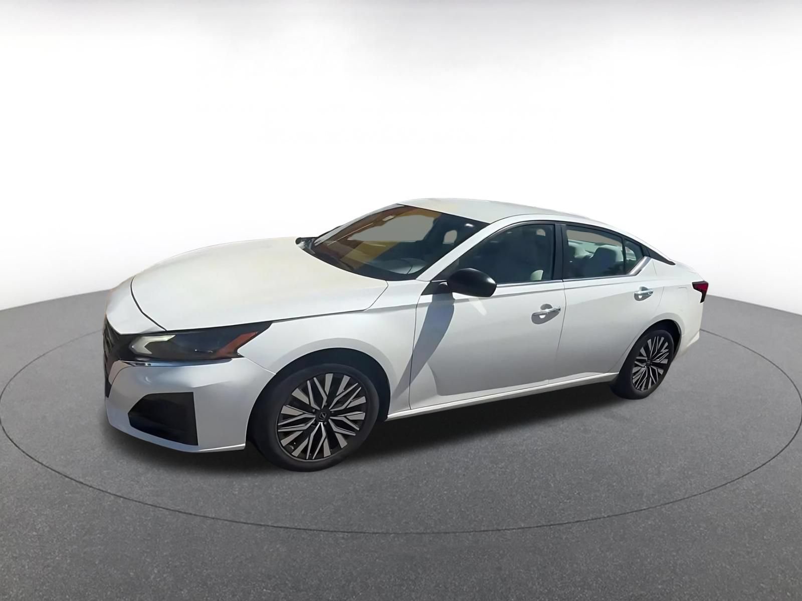 Used 2025 Nissan Altima 2.5 SV FWD image 8