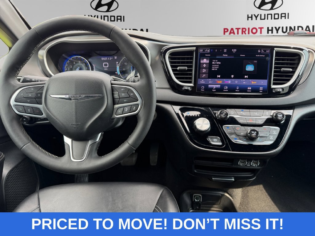 Used 2025 Chrysler Pacifica Select FWD image 10