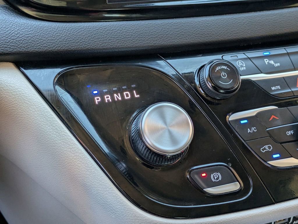 Used 2024 Chrysler Pacifica Touring-L image 18