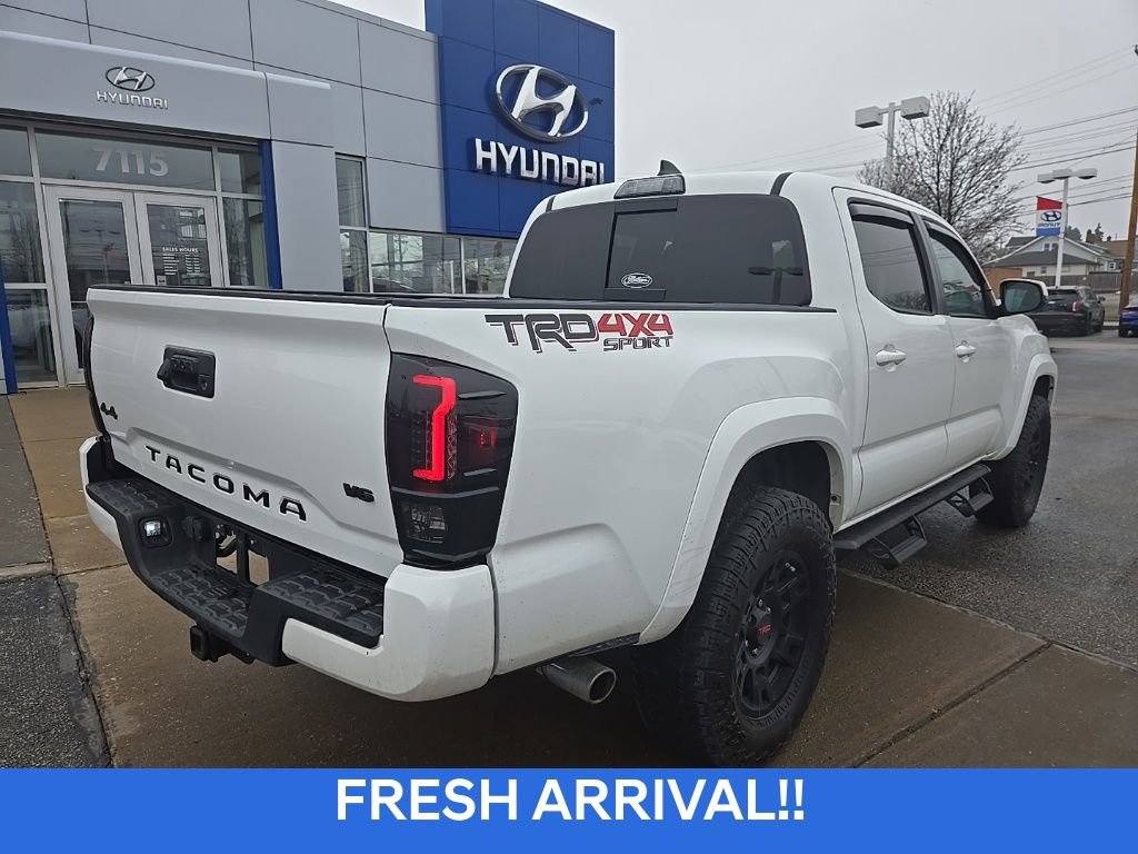 Used 2017 Toyota Tacoma TRD Sport image 4