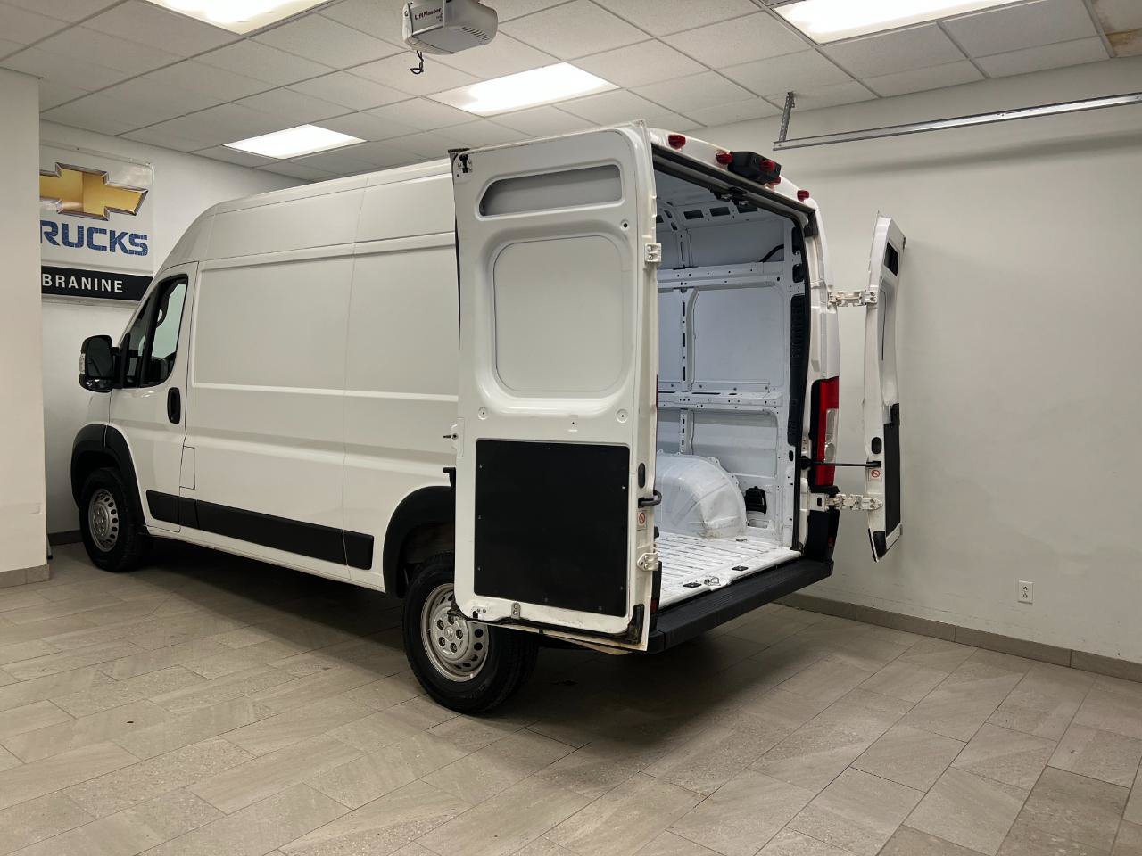 Used 2025 RAM ProMaster 2500 w/ Convenience Group FWD image 18