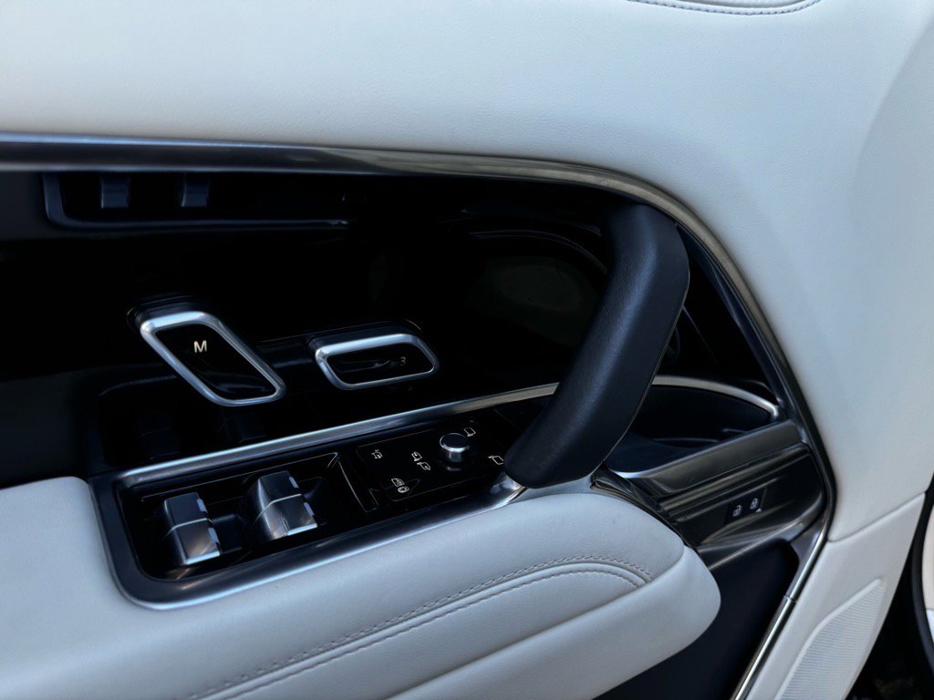 Used 2025 Land Rover Range Rover SE image 9