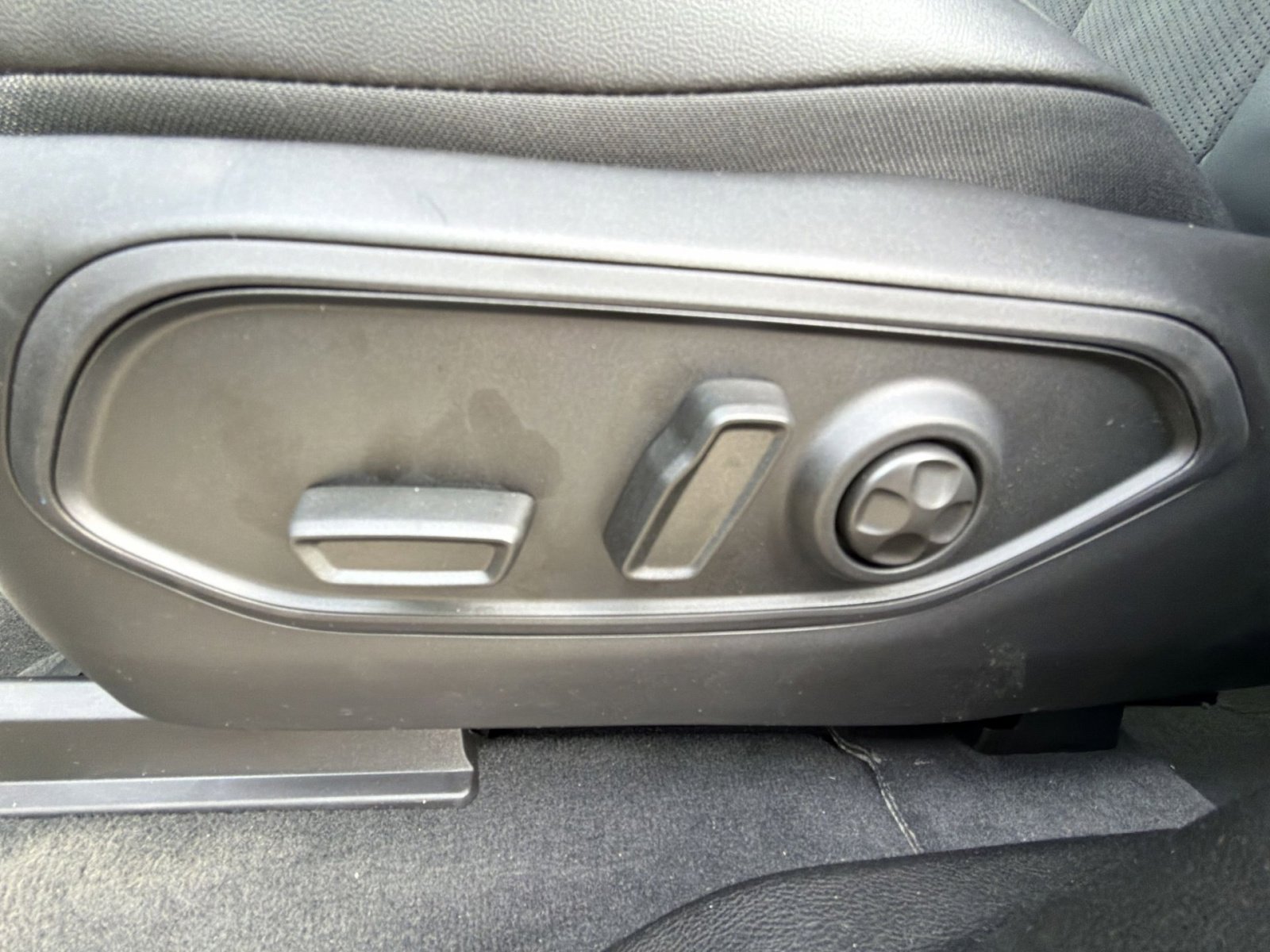 New 2025 Jeep Grand Cherokee Altitude image 14