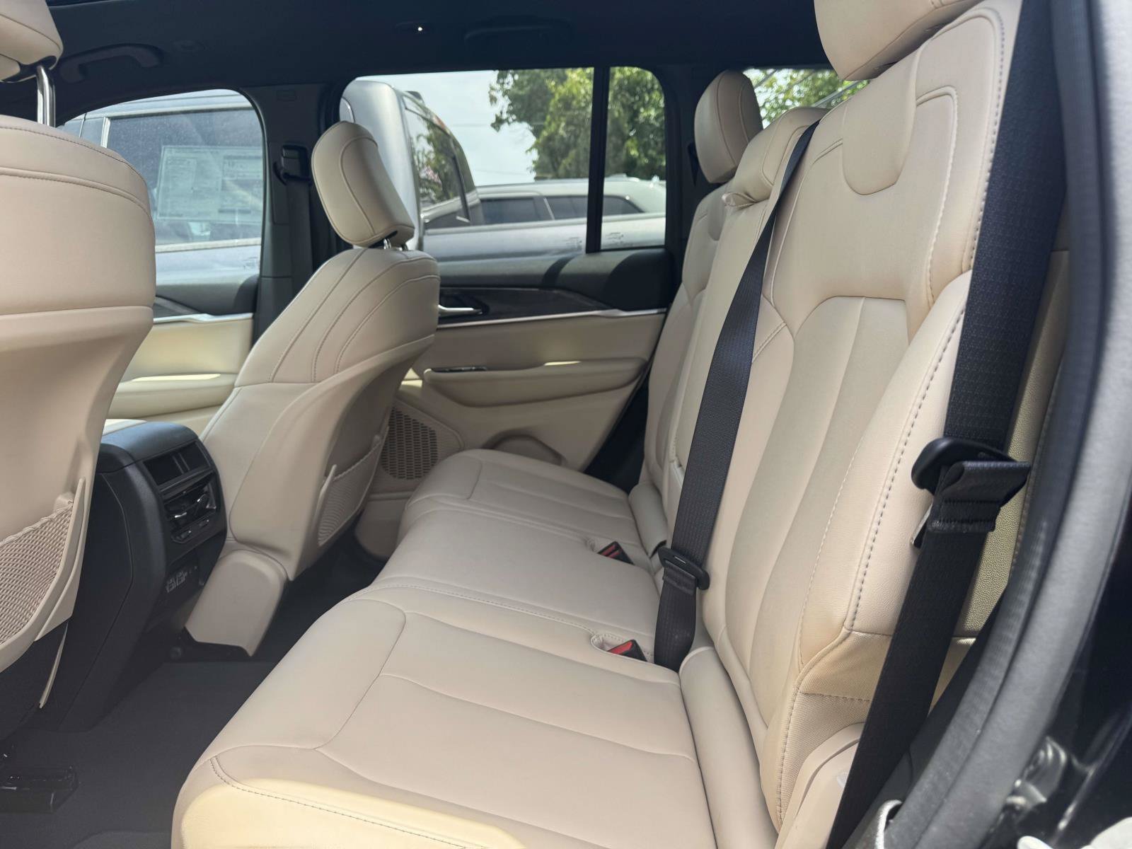 Certified 2024 Jeep Grand Cherokee Limited AWD/4WD image 14