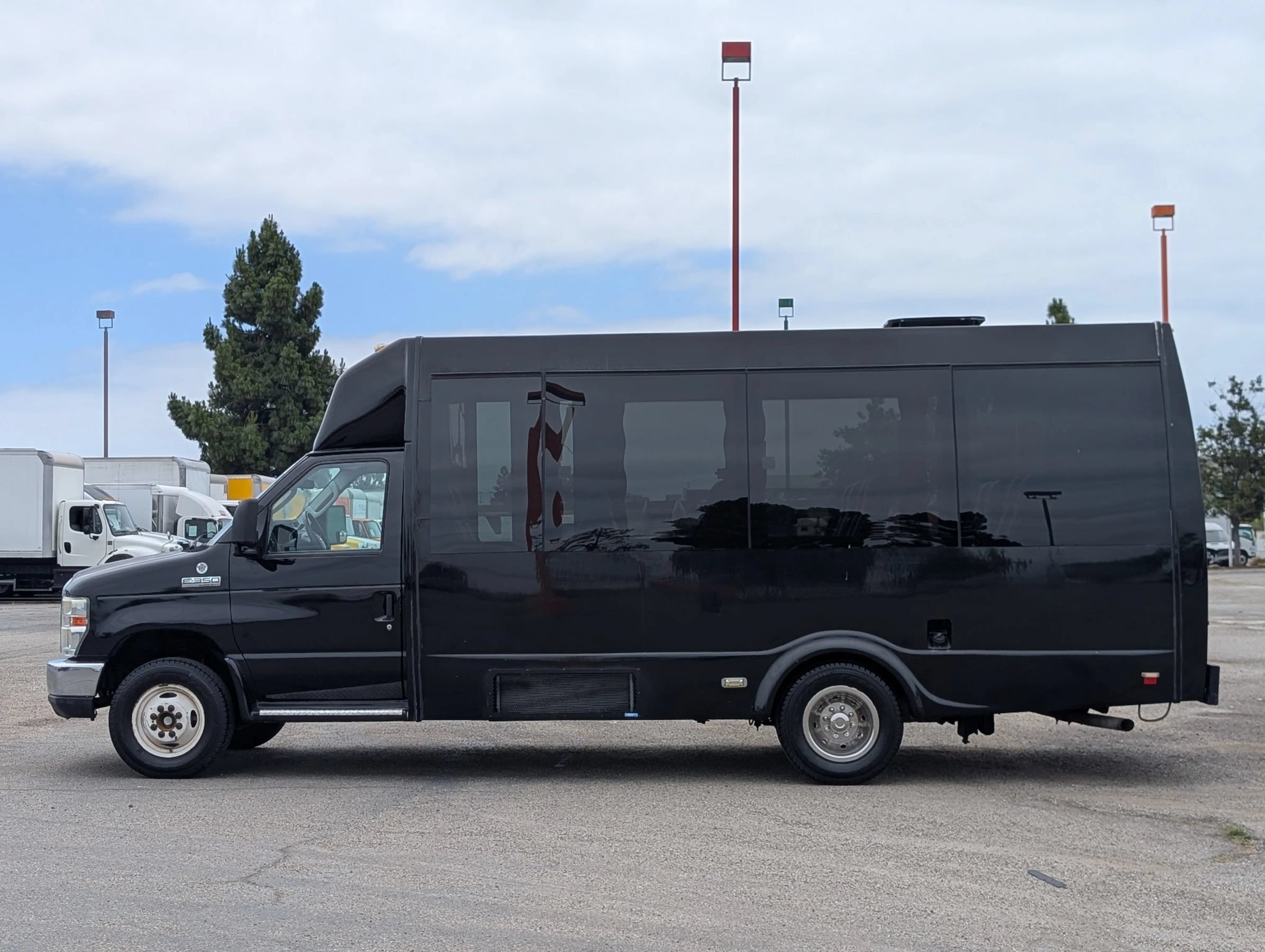 Used 2012 Ford E-350 and Econoline 350 Super Duty w/ Shuttle Bus Prep Pkg RWD image 4
