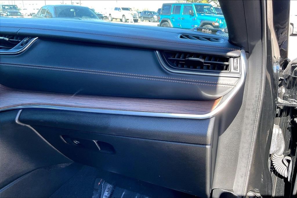 Used 2022 Jeep Grand Cherokee Summit w/ Luxury Tech Group V image 23