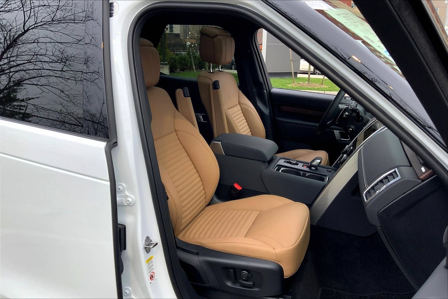 Certified 2025 Land Rover Discovery Dynamic SE AWD/4WD image 8