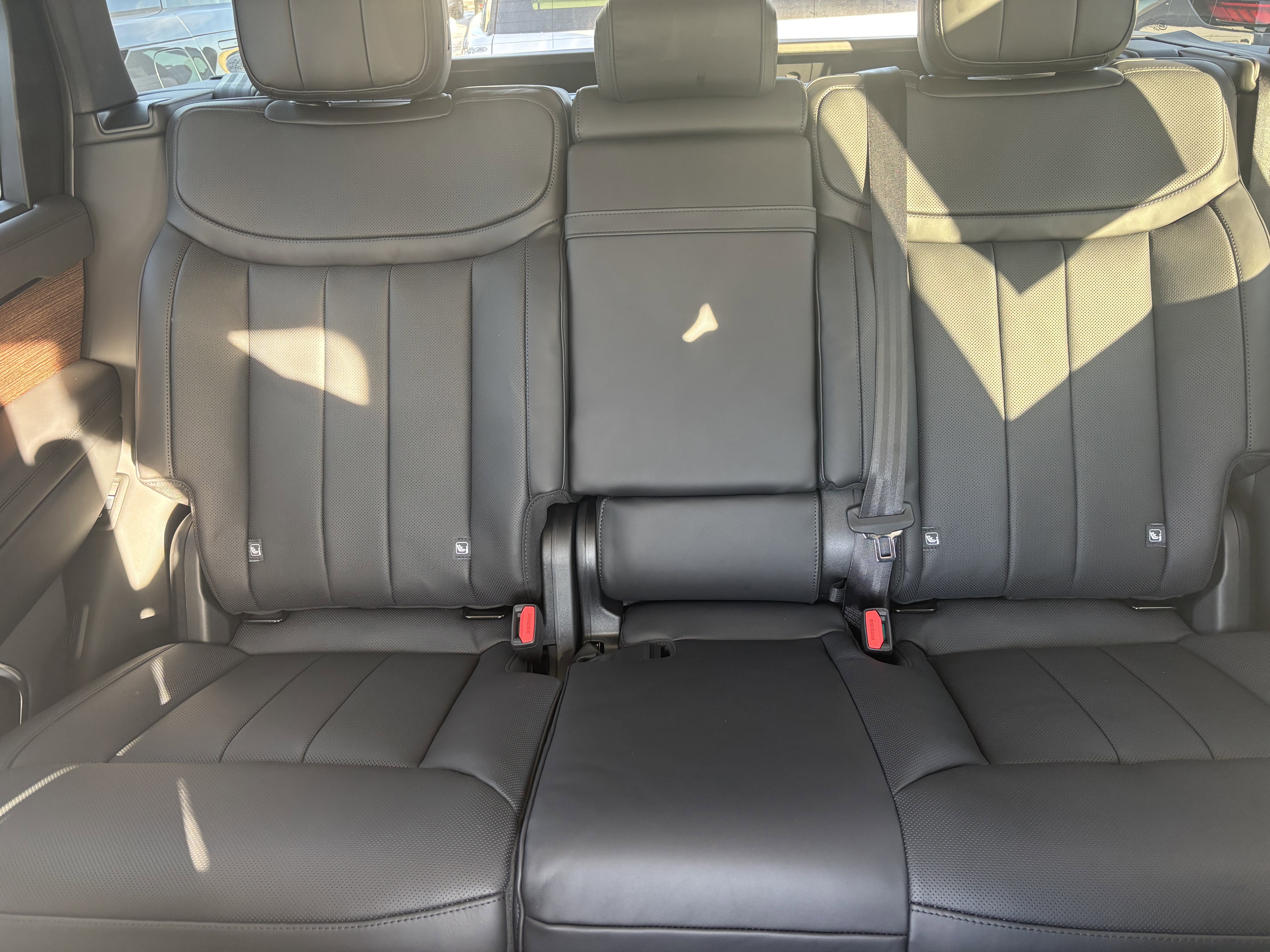 New 2026 Land Rover Range Rover Long Wheelbase SE image 10