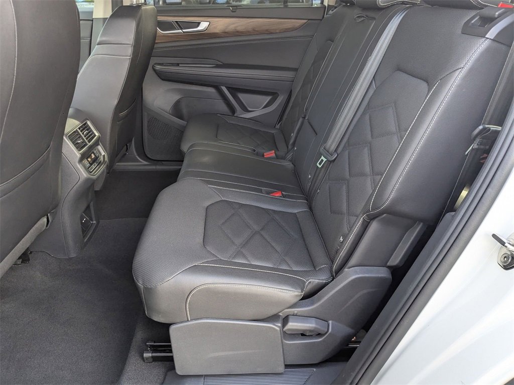 Used 2025 Volkswagen Atlas SE image 21
