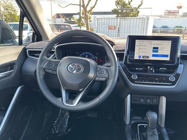 Used 2025 Toyota Corolla Cross XLE image 28
