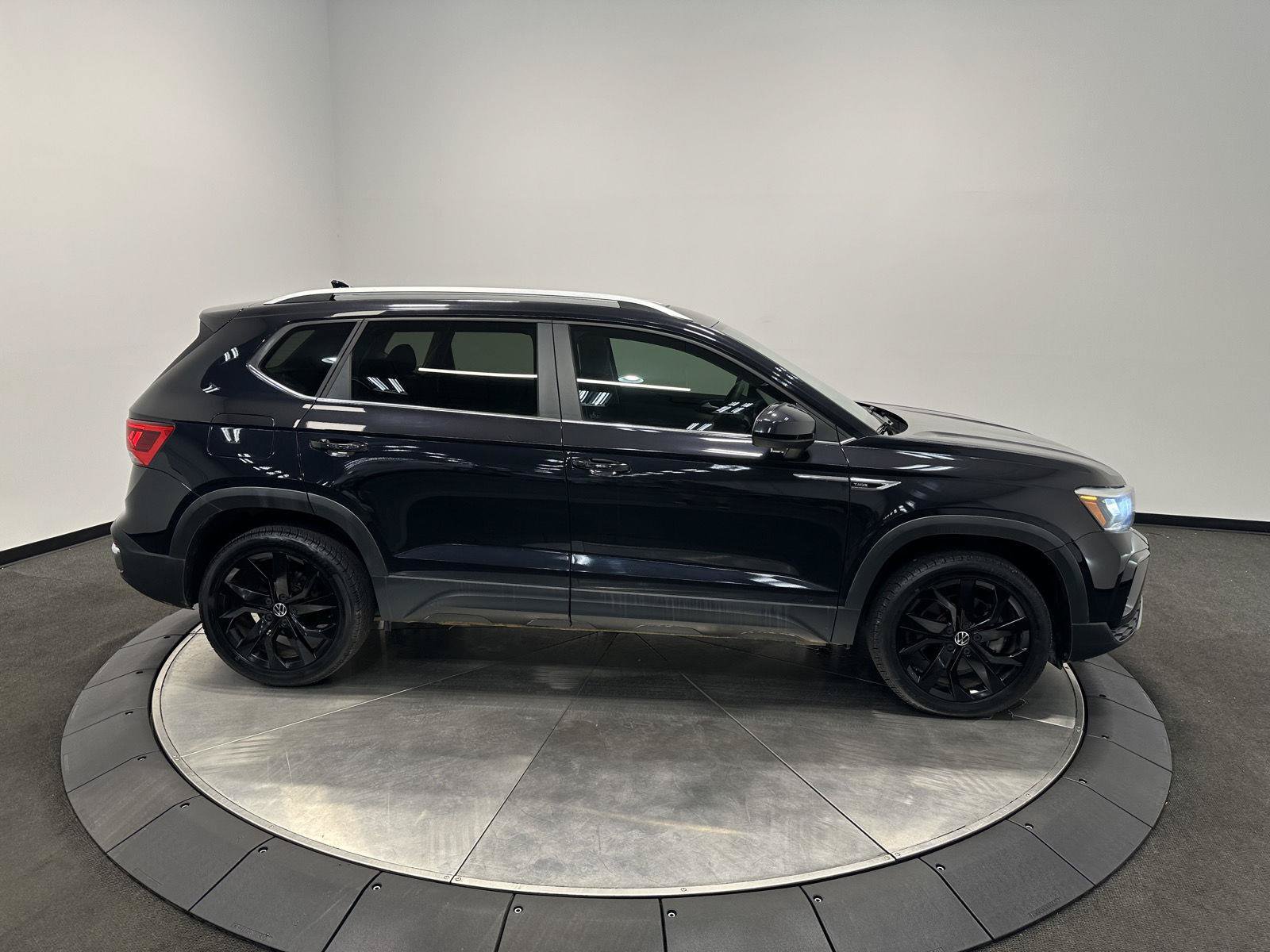 Used 2022 Volkswagen Taos SE w/ Panoramic Sunroof Package FWD image 8