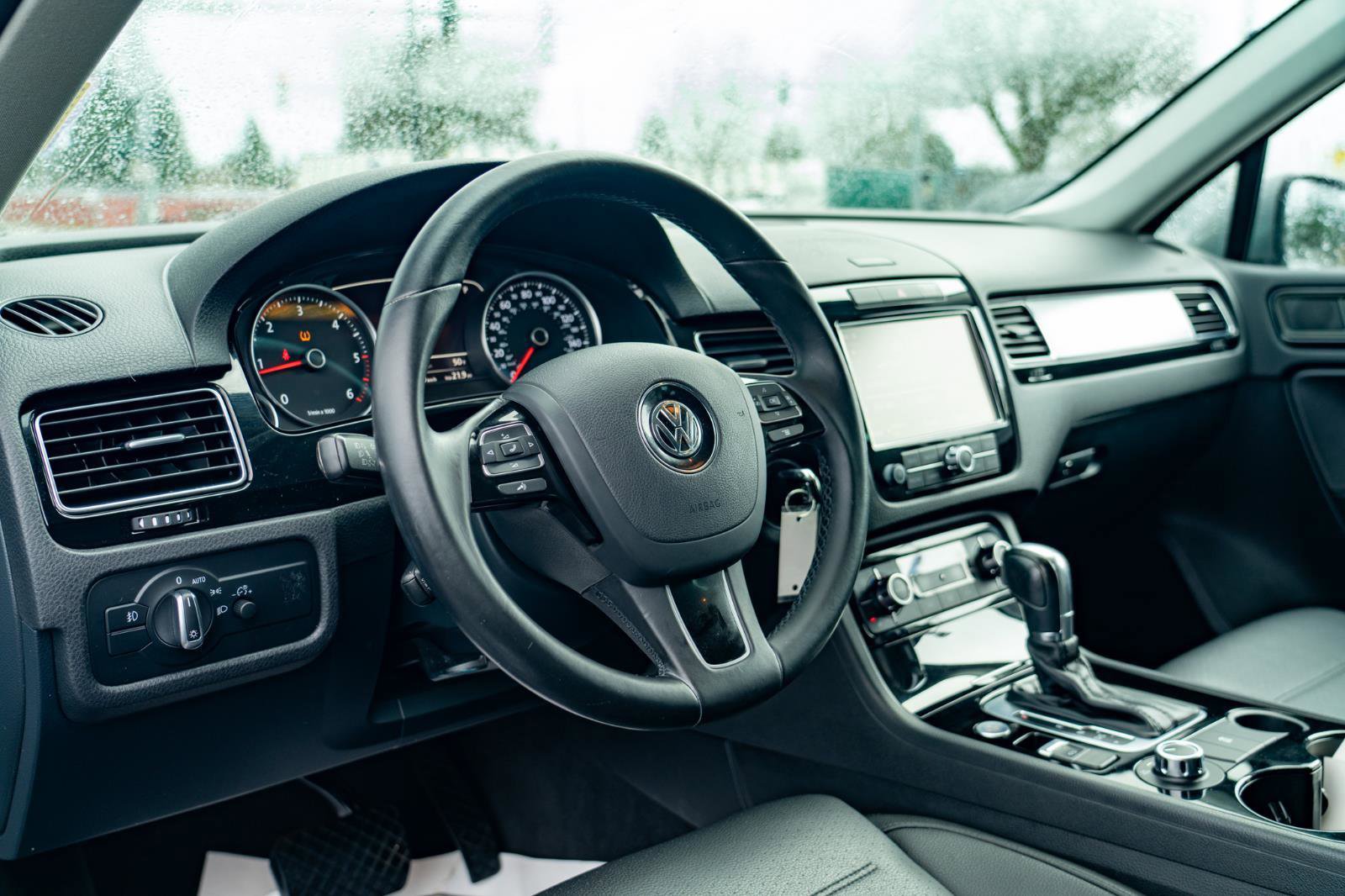 Used 2014 Volkswagen Touareg Sport AWD/4WD image 14