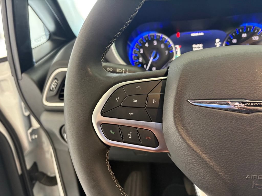 Used 2025 Chrysler Pacifica Select FWD image 4