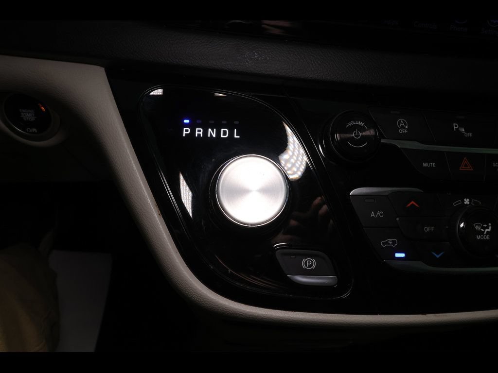 Used 2018 Chrysler Pacifica Touring-L w/ Premium Audio Group FWD image 21