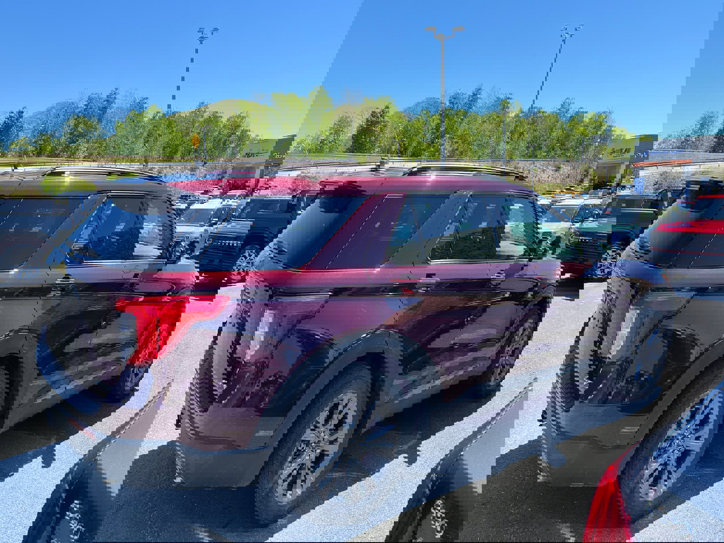 Used 2022 Ford Explorer XLT w/ Equipment Group 202A AWD/4WD image 4