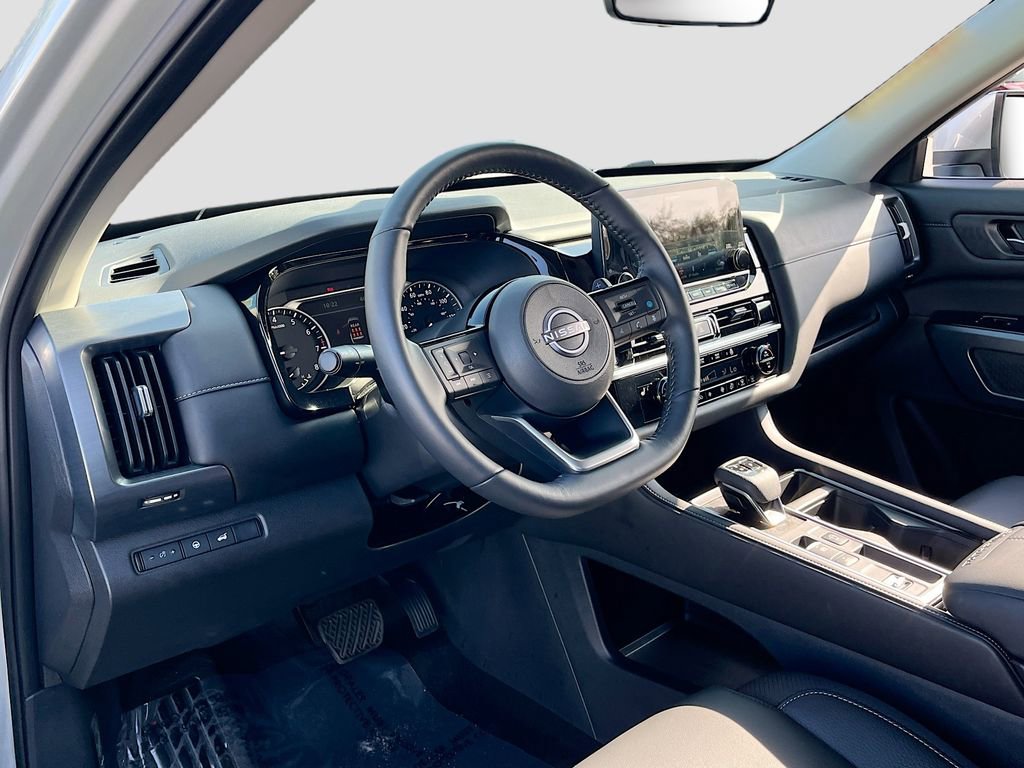 Used 2025 Nissan Pathfinder SL image 9