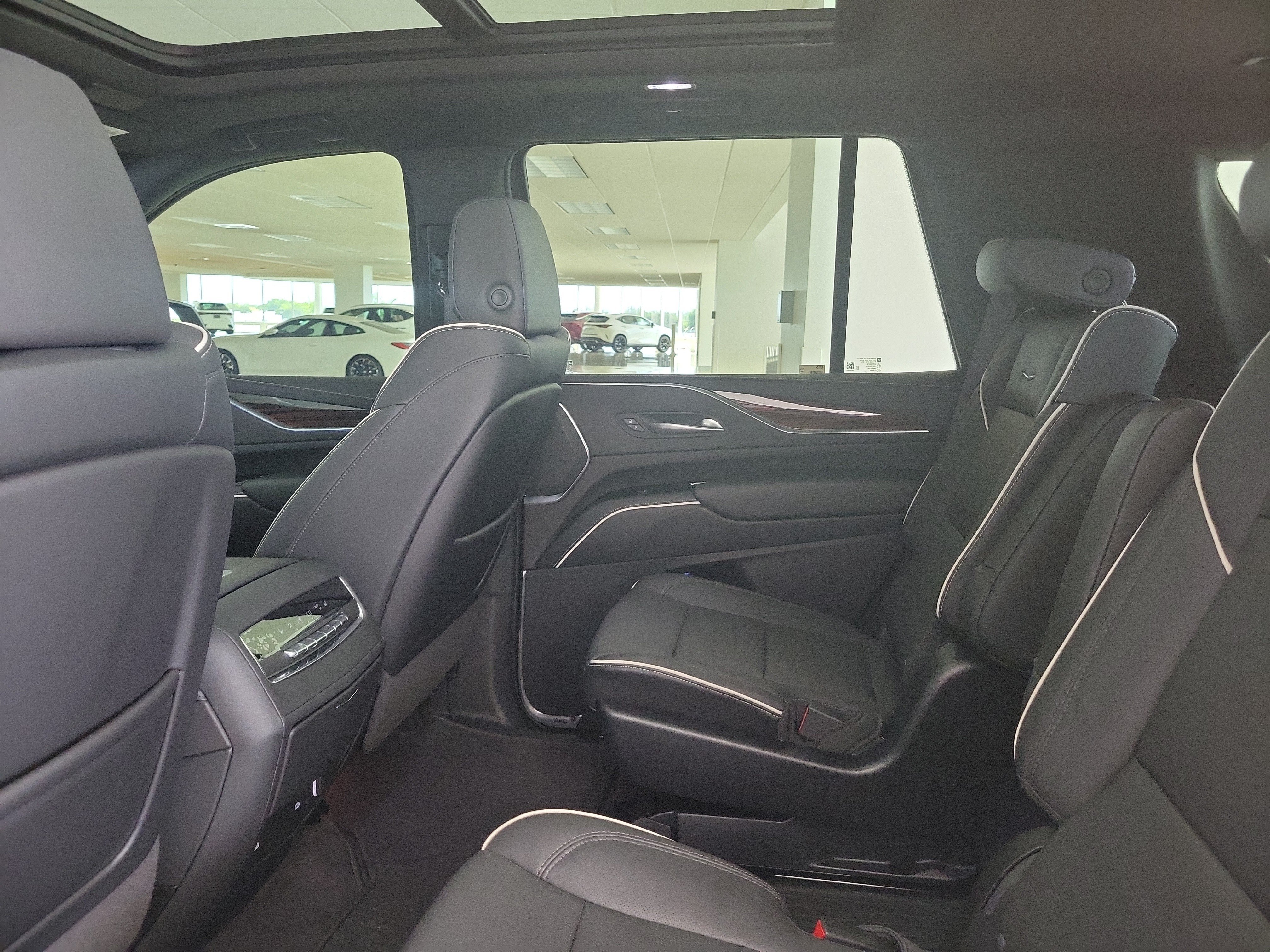 Used 2023 Cadillac Escalade Premium Luxury RWD image 16