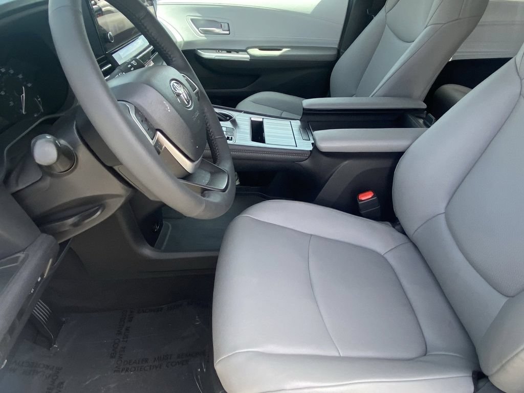 Certified 2026 Toyota Sienna XLE FWD image 25