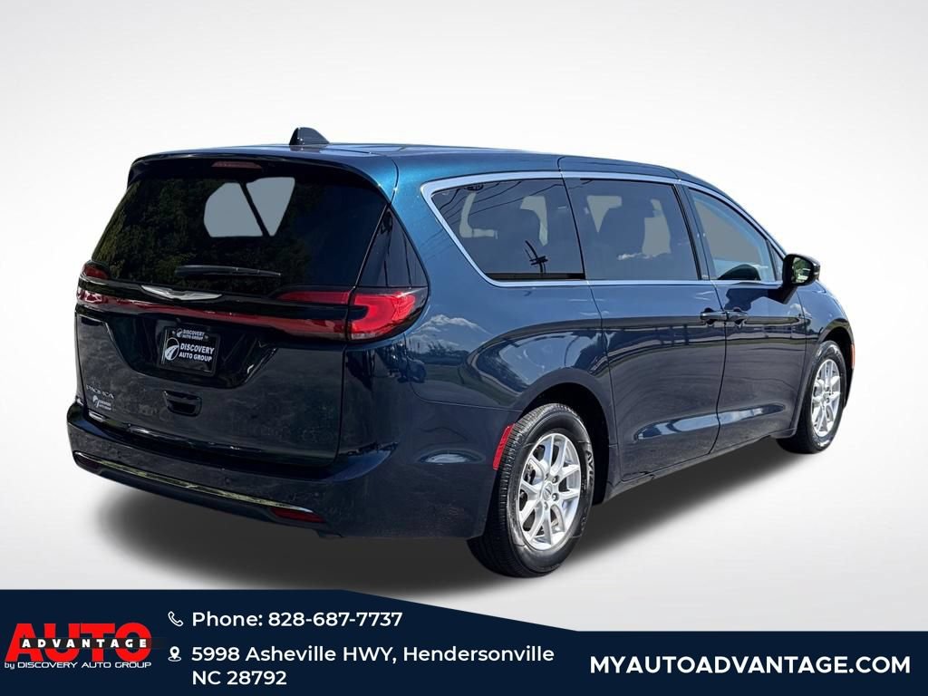 Used 2023 Chrysler Pacifica Touring-L FWD image 3
