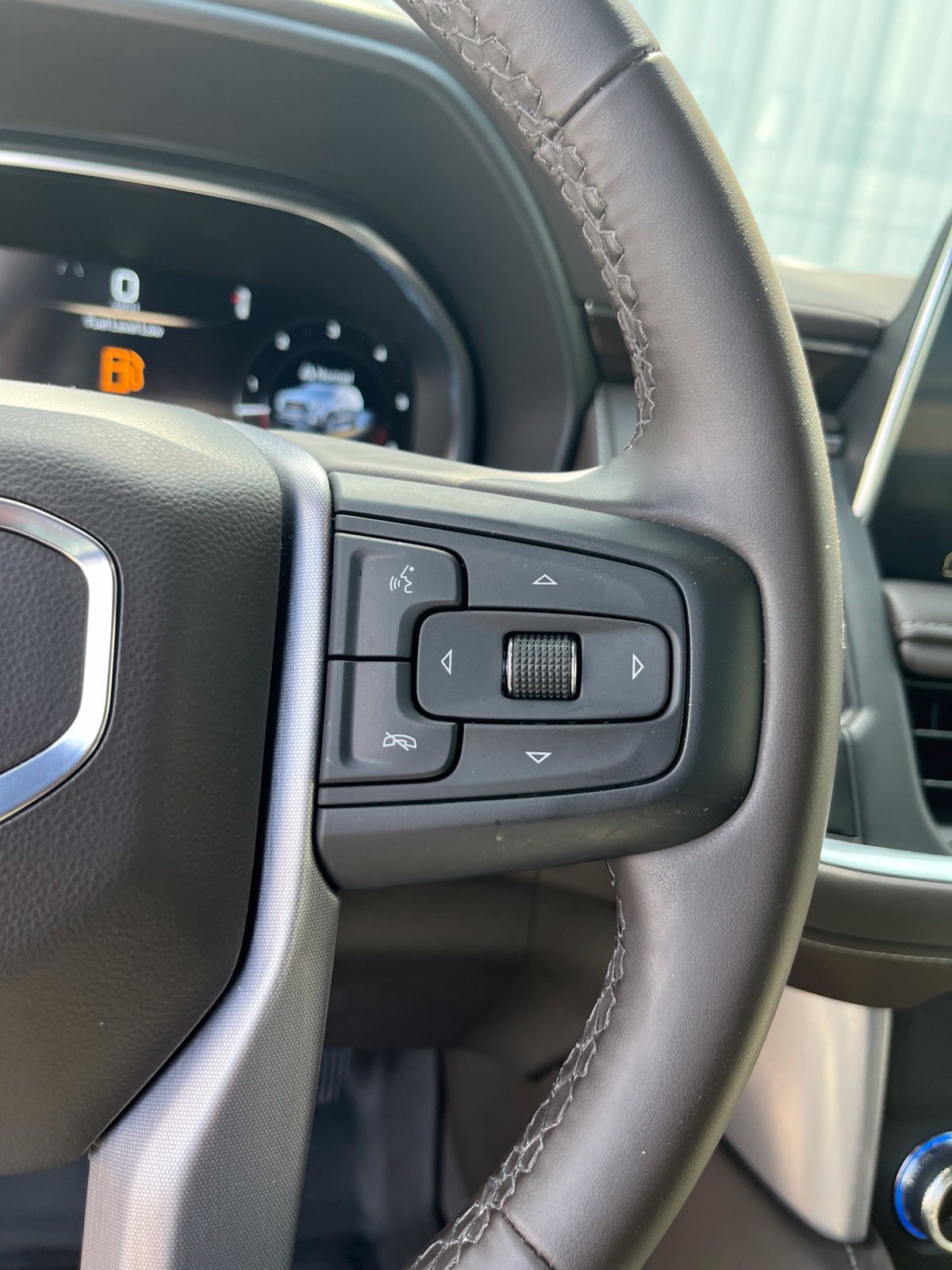 Used 2024 GMC Yukon SLE RWD image 21