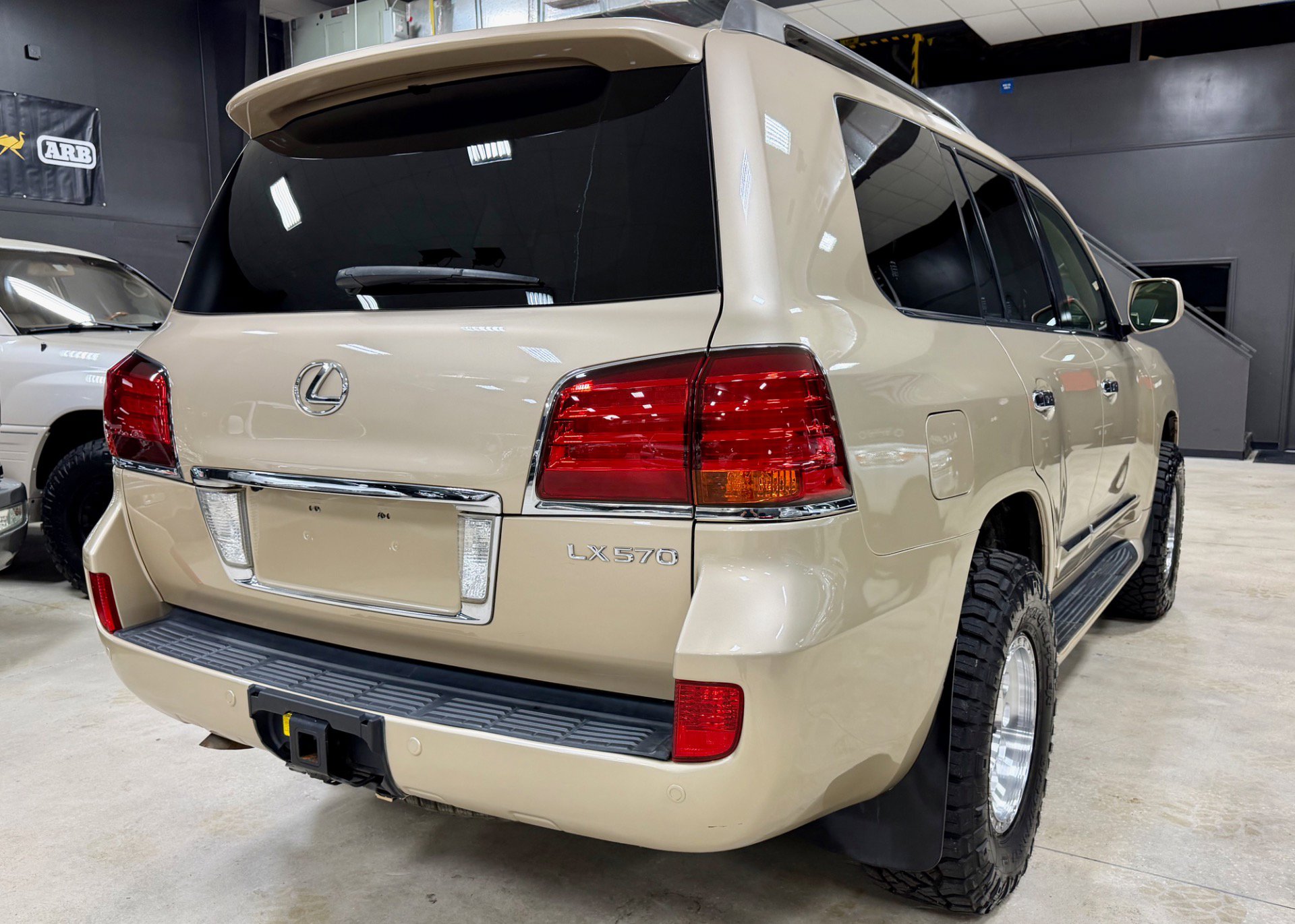 Used 2011 Lexus LX 570 4WD w/ Luxury Pkg w/Pre-crash image 10