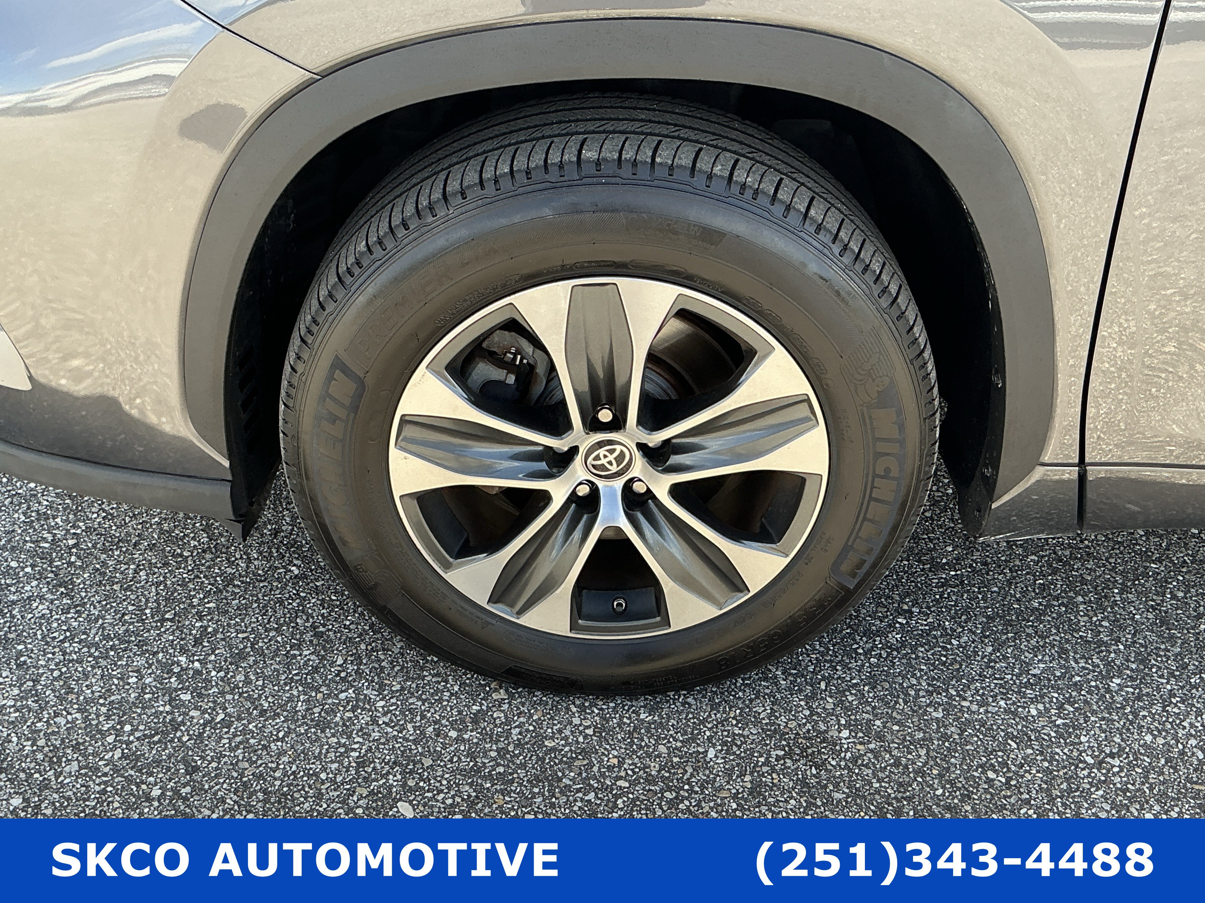 Used 2021 Toyota Highlander XLE FWD image 9