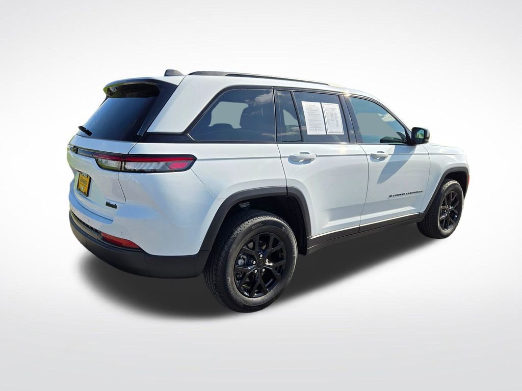 Used 2025 Jeep Grand Cherokee Altitude image 3