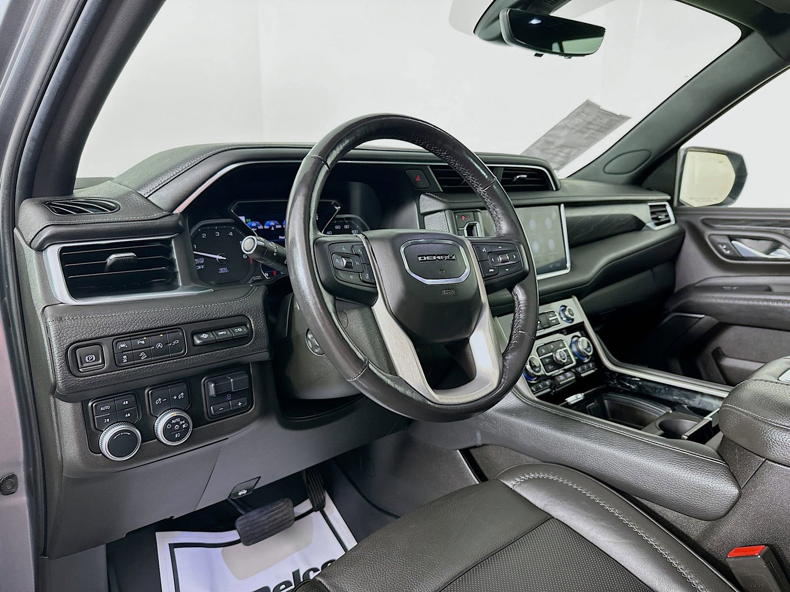 Used 2021 GMC Yukon Denali w/ Denali Premium Package AWD/4WD image 9