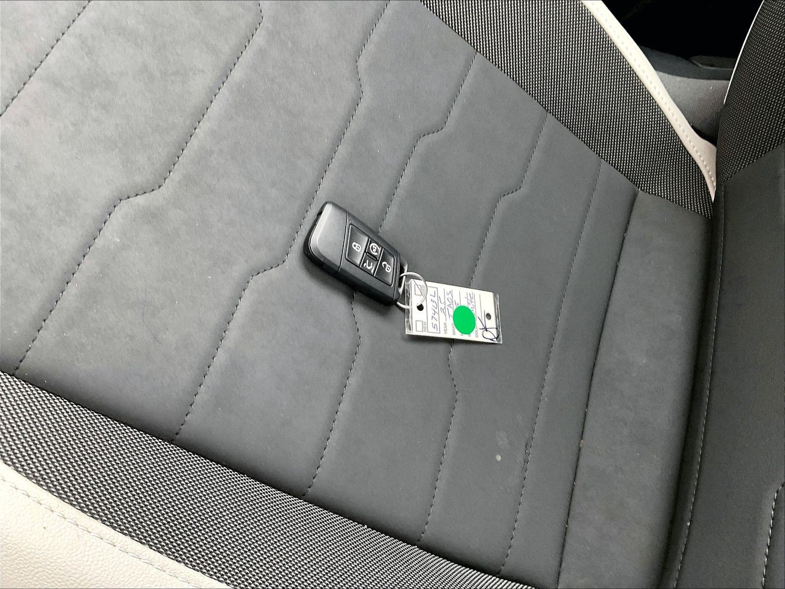 Certified 2025 Volkswagen Taos SE FWD image 11