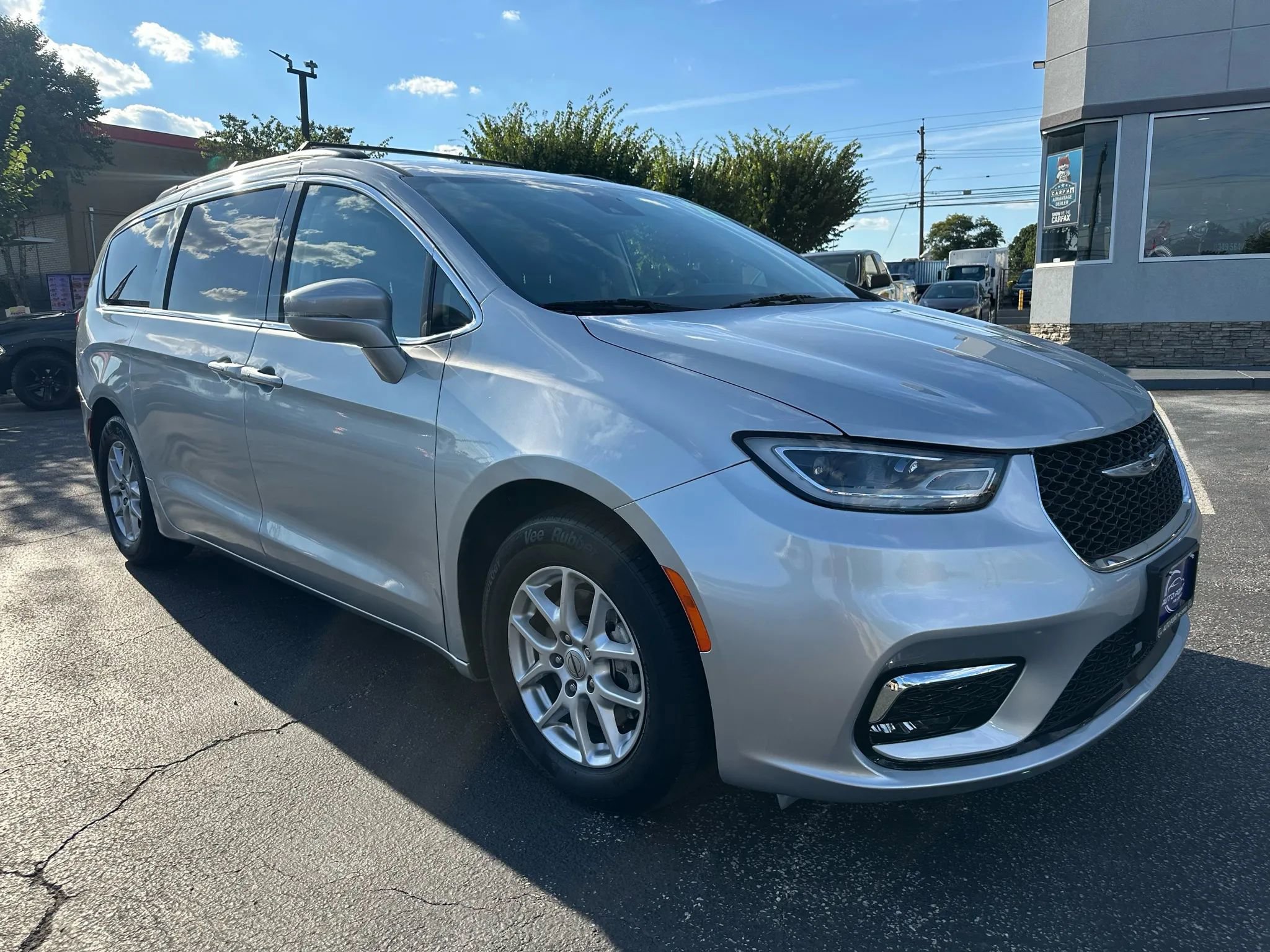 Used 2022 Chrysler Pacifica Touring-L image 3