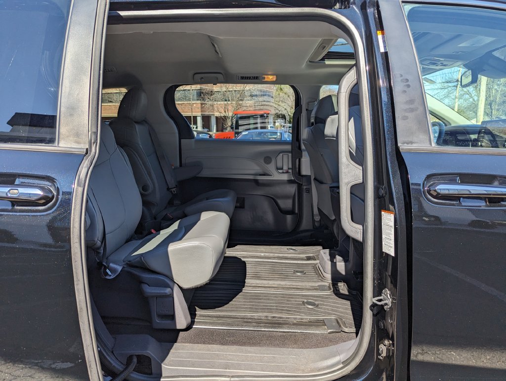Used 2021 Toyota Sienna XLE AWD/4WD image 34