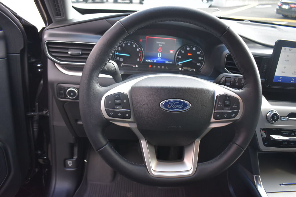 Used 2024 Ford Explorer XLT w/ Equipment Group 202A AWD/4WD image 9
