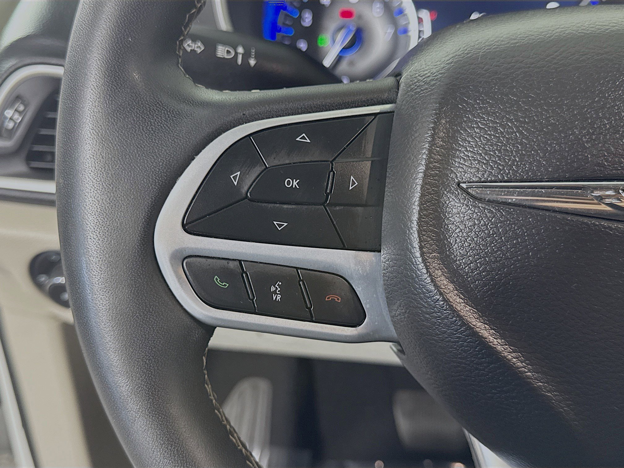 Used 2023 Chrysler Pacifica Touring-L image 14