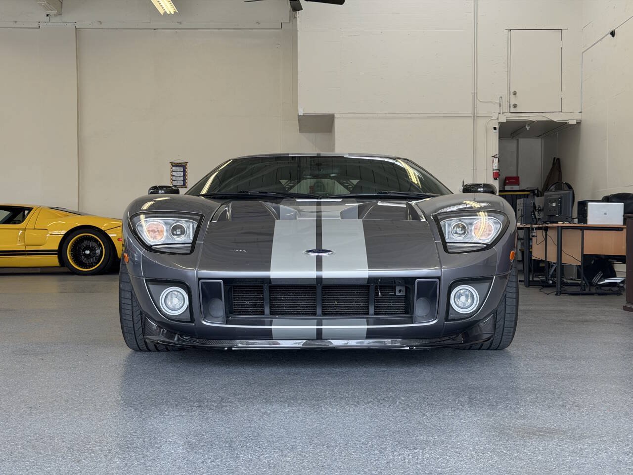 Used 2006 Ford GT RWD image 2