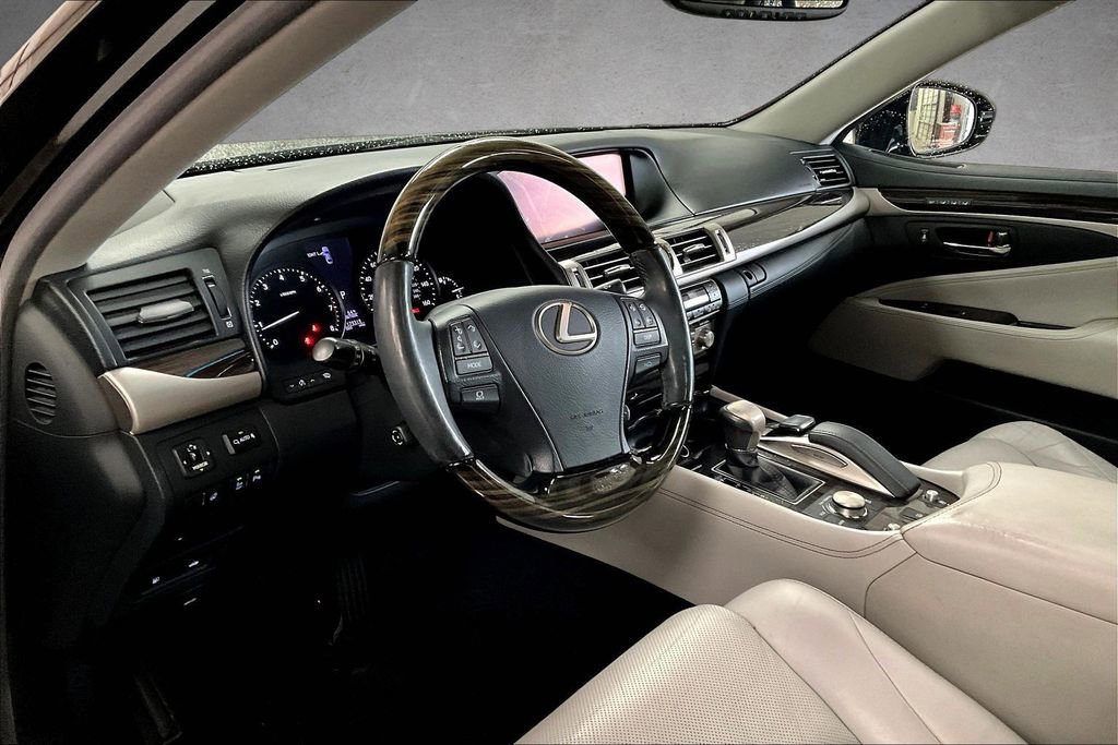 Used 2016 Lexus LS 460 w/ Comfort Package image 18