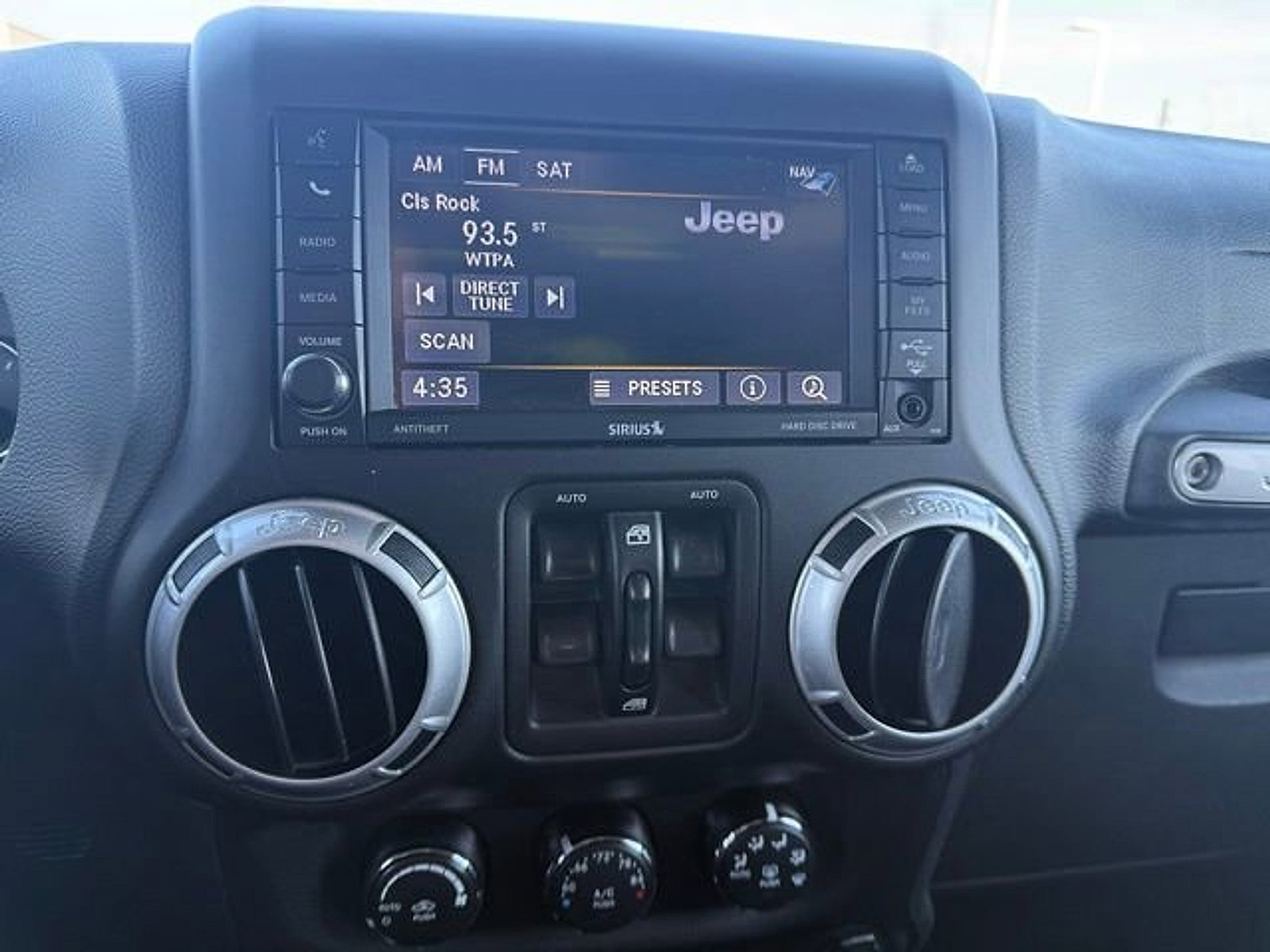 Used 2017 Jeep Wrangler Unlimited Rubicon image 14