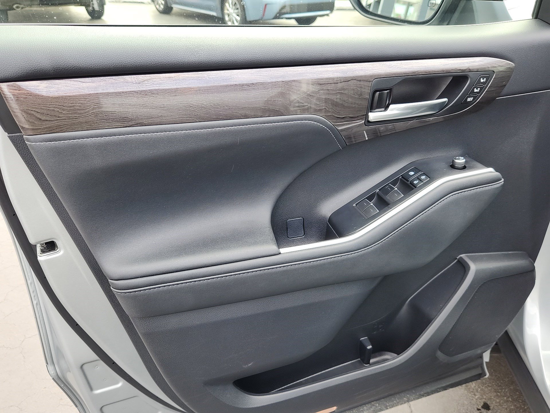 Certified 2021 Toyota Highlander Limited AWD/4WD image 10